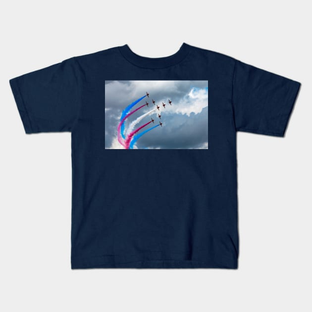 The Red Arrows In Formation Kids T-Shirt by tommysphotos